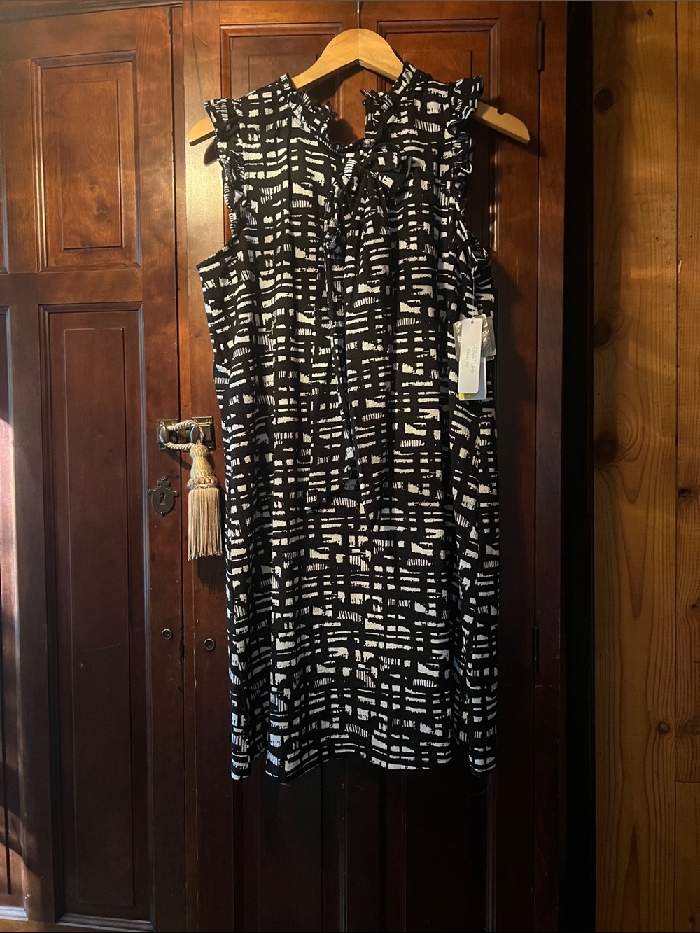 Robbie Bee Black & White Abstract Ruffle Neck Dress NWT size L